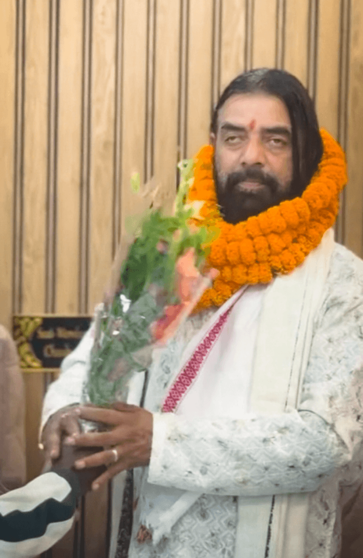 Manoj Singh receiving flowers